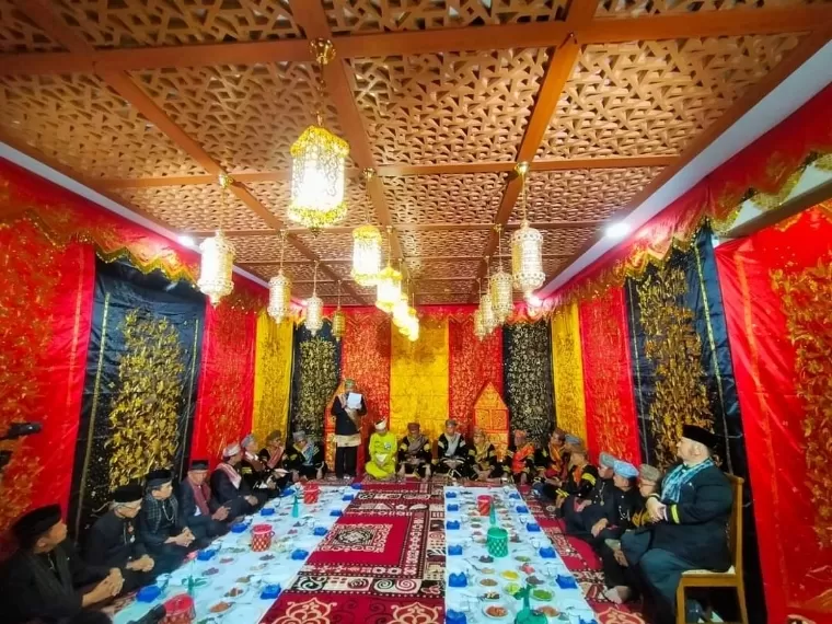 Prosesi malewakan gala Hendri Septa Dt Alam Batuah dari Suku Caniago Sumagek di Jalan KIS Mangunsarkoro, Kota Padang, Sabtu (4/5/2024). Diskominfo Kota Padang