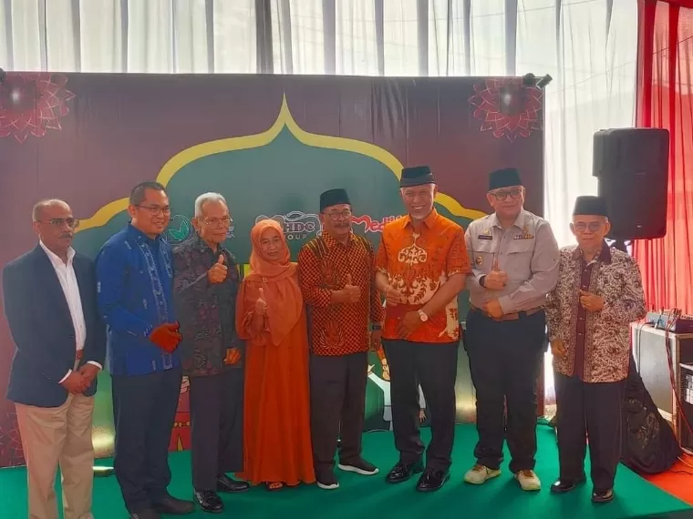 Gubernur Sumbar Mahyeldi Ansharullah bersama Pj Wako Padang Andree Algamar dan Founder dan CEO MHDC Group, drg Maimunah Ali saat peresmian Klinik Medikids by MHDC Wakaf Padang, Sabtu (25/5/2024). Diskominfo Kota Padang