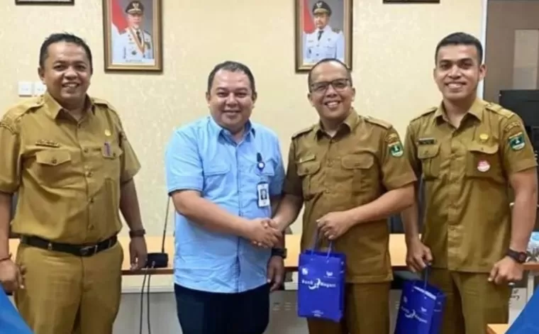 Kepala Bapenda Kabupaten Agam, Endrimelson bersama Pemimpin Cabang Bank Nagari Lubuk Basung Musa Adi Guna. Diskominfo Agam