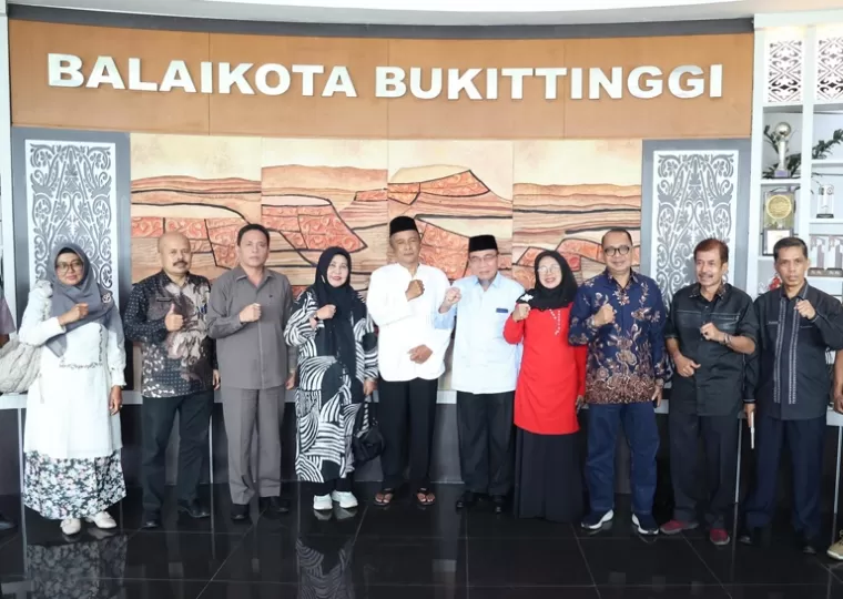 Anggota Komisi I DPRD Sumbar foto bersama di ballroom Kantor Balaikota Bukittinggi. (dok : humas dprd sumbar)
