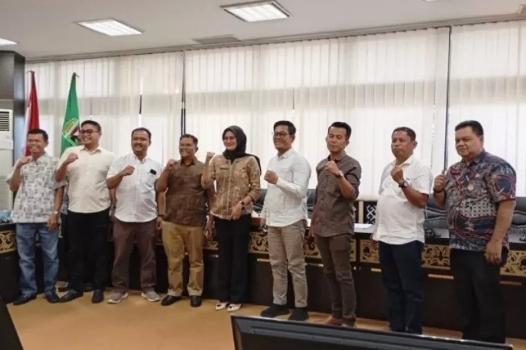 Kabag Fasilitasi Pengawasan Penganggaran Sekretariat DPRD Sumbar, Ismelda bersama rombongan Komisi B DPRD Kabupaten Toba, Kamis (30/5/2024). (dok : istimewa)
