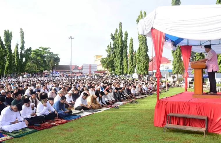 Ribuan masyarakat Kota Pariaman ramaikan salat Idul Fitri 1445 H/2024 M di Lapangan Merdeka Pariaman, Rabu pagi (10/4/2024). (Dok : Istimewa)