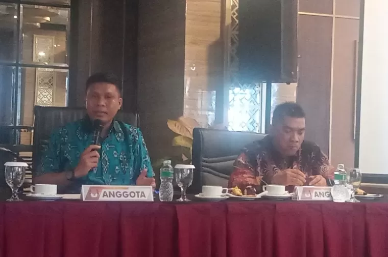 Komisioner KPU Sumbar, Jons Manedi menerangkan kepada wartawan soal polemik pemenang jingle pilkada Sumbar 2024, di Padang, Senin (27/5/2024). (dok : arunala.com)