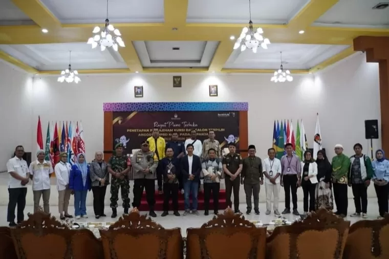 Foto bersama usai Rapat Pleno Penetapan Perolehan Kursi dan Calon Terpilih Anggota DPRD Padangpanjang. Kominfo Padang Panjang