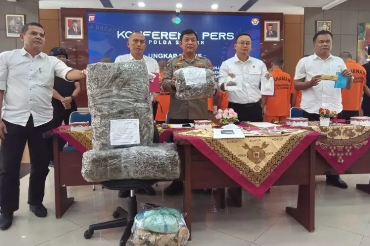 Dir Narkoba Polda Sumbar, Kombes Pol Nico A Setiawan menunjukkan barang bukti narkotika jenis Ganja yang disita dari tiga tersangka di Mapolda Sumbar, kemarin. (dok : istimewa)