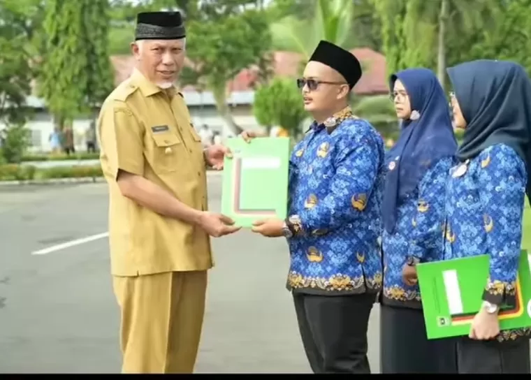 Gubernur Sumbar Mahyeldi Ansharullah menyerahkan SK pengangkatan kepada perwakilan PPPK Formasi Tahun 2023 di lingkup Pemprov Sumbar, di Halaman Istana Gubernuran, Selasa (28/5/2024). Humas Pemprov Sumbar
