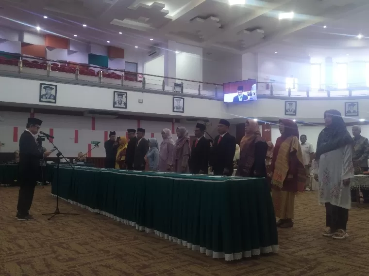Rektor Unand Efa Yonnedi PhD saat melantik dan mengambil sumpah sejumlah pejabat di Convention Hall Unand, Rabu (8/5/2024). IST