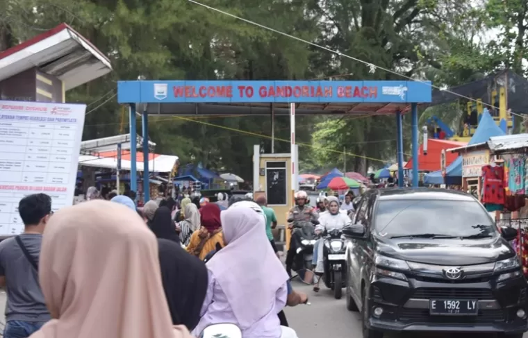 Tingkat kunjungan wisatawan di Pantai Gandoriah cukup tinggi saat libur Lebaran 2024 ini. (Dok : Istimewa)