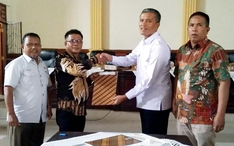 PJ Wali Kota Pariaman, Roberia terima dokumen pengesahan lima Perda dari Ketua DPRD Kota Pariaman, Harpen Agus Bulyandi dan Wakil Ketua Mulyadi seusau rapat paripurna, Rabu (22/5/2019). (dok ; istimewa)
