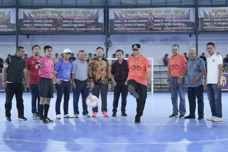 Gubernur Sumbar Mahyeldi Ansharullah menendang bola pertanda diresmikannya Liga Futsal Nusantara (Linus) Provinsi Sumatera Barat musim 2024 di Rafhely Futsal, Sabtu (25/5/2024). Humas Pemprov Sumbar