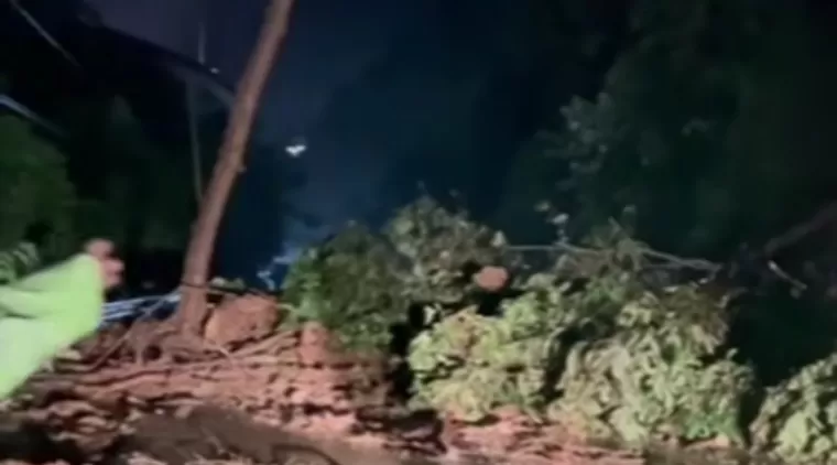 Kondisi Jalan Sumbar-Riau di Jorong Lubuk Bangku Nagari Sarilamak persisnya di bawah Jembatan Kelok 9 ditutupi longsor, Minggu (12/5/2024) malam. IST