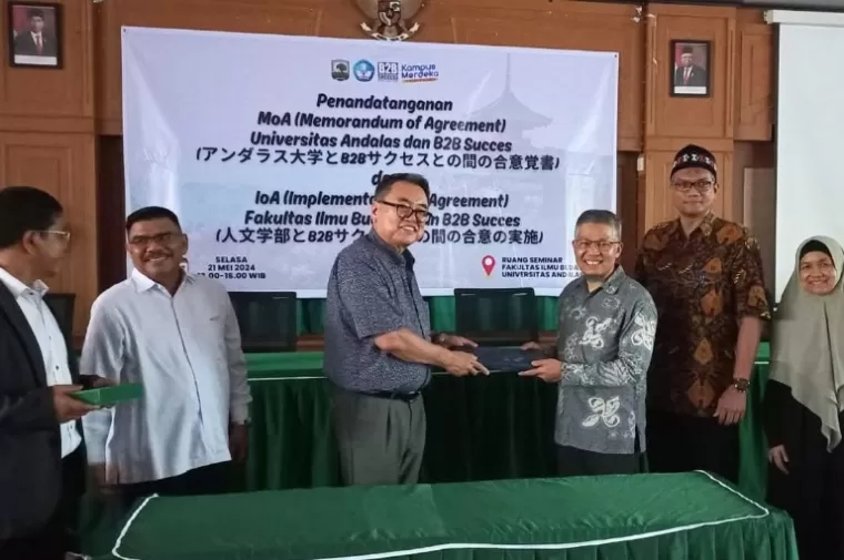 Proses penandatanganan kerja sama pihak FIB Unand dengan perusahaan Jepang B2B Succes untuk program magang mahasiswa, Selasa (21/5/2024) lalu. (dok : istimewa)