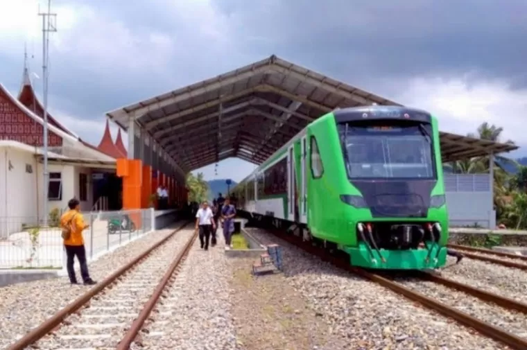 Rangkaian kereta api yang akan berangkat meninggalkan Stasiun Simpang Haru, Kota Padang. (Dok : padang.go.id)