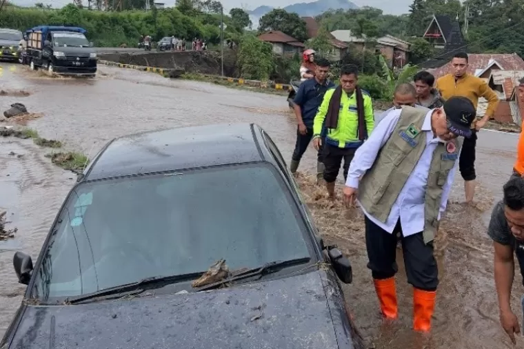 Gubernur Sumbar, Mahyeldi saat meninjau langsung lokasi yang terdampak banjir bandang, Minggu pagi (12/5/2024). (dok : istimewa)