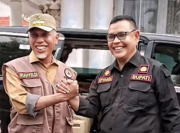 Gubernur Sumbar Mahyeldi dan Bupati Solok Epyardi Asda jabatan tangan saat bertemu di rumah dinas Bupati Tanahdatar, Selasa sore (14/5/2024). (dok : istimewa)