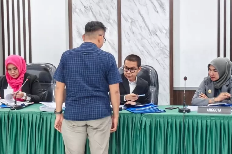 Majelis sidang SIP meneliti legal standing dari pemohon Didi Solmedi Putra sebelum sidang dimulai di KI Sumbar, Senin siang (13/5/2024). (dok : istimewa)