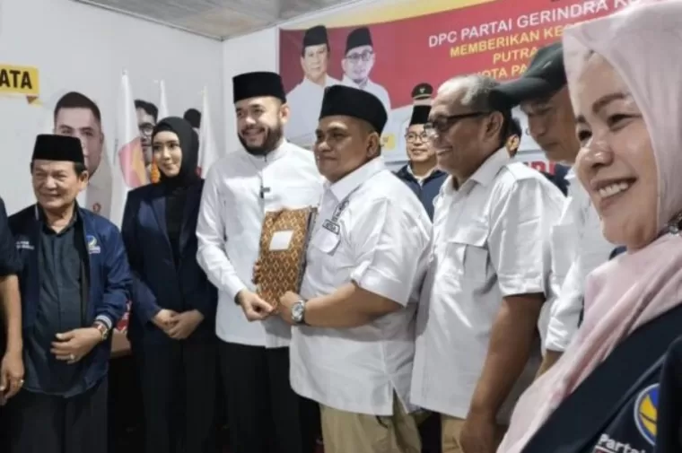 Ketua DPW NasDem Sumbar Fadly Amran serahkan formulir pencalonan sebagai Wali Kota Padang kepada ketua DPC Gerindra Padang, Very Mulyadi, Senin (20/5/2024). (dok : istimewa)