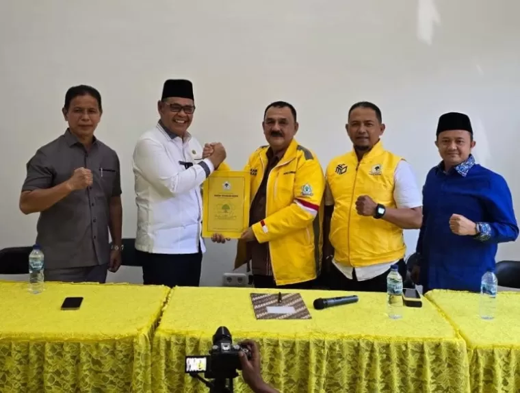 Bupati Solok, Epyardi Asda serahkan berkas pencalonannya kepada Sekretaris DPD Golkar, Desra Ediwan, dan jajarannya, di Kantor Golkar Sumbar, Senin (6/5/2024). (Dok : Istimewa)