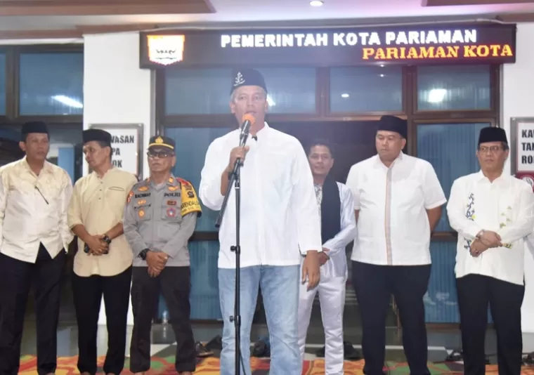 Pj Wali Kota Pariaman, Roberia lepas iringan mobil di malam takbiran di balaikota, Selasa malam (9/4/2024). (Dok : Diskominfo Kota Pariaman)