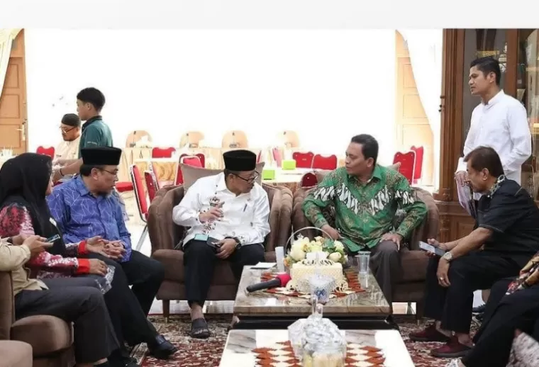 Rombongan Komisi I DPRD Sumbar bicarakan program DOB Agam Tuo bersama Bupati Agam Andi Warman, Jumat (4/5/2024). (dok : humas dprd sumbar)