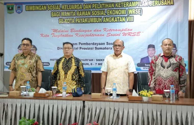 Ketua DPRD Sumbar Supardi saat membuka pelatihan berusaha bagi WRSE se-Kota Payakumbuh Angkatan ke-8, Minggu (5/5) di Payakumbuh. (dok : humas dprd sumbar)