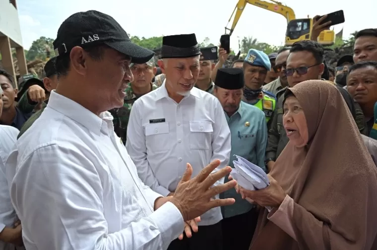 Mentan Amran Sulaiman bersama Gubernur Sumbar, Mahyeldi berdialog dengan seorang warga terdampak bencana banjir bandang di Bukik Batabuah, Agam, Sabtu (18/5/2024). (dok : sumbarprov.go.id)
