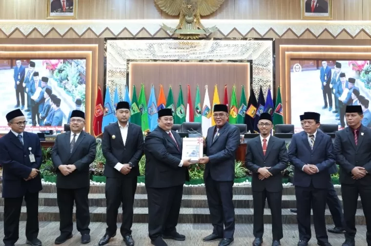 Ketua DPRD Sumbar Supardi menerima penghargaan predikat Opini WTP dari Auditor Utama Keuangan Negara V BPK, Slamet Kurniawan disaksikan Wagub Sumbar Audy Joinaldy dan para Wakil Ketua DPRD Sumbar, Senin (20/5/2024). (dok : humas dprd sumbar)