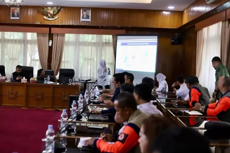 Pemaparan Kepala BMKG Dwikorita Karnawati saat Rapat Khusus Penanganan Bencana Banjir Lahar Dingin Marapi di Balai Sidang Istana Bung Hatta, Kamis (16/5/2024). Kominfo Padang Panjang