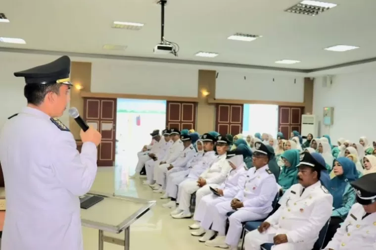 Camat Lubuk Begalung (Lubeg), Andi Amir berikan arahan tentang public speaking kepada ketua TP PKK kelurahan yang baru dilantik, di Aula Kantor Camat, Senin (13/5 /2024). (dok : istimewa)
