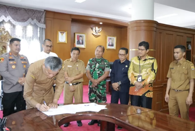 Pj Wali Kota Pariaman, Roberia tandatangani NPHD untuk pilkada serentak 2024 di ruang kerjanya, Senin (13/5/2024). (dok : istimewa)