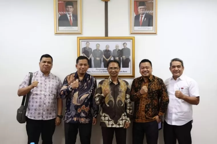 Rombongan BK DPRD Provinsi Jambi bersama Staf ahli BK DPRD Sumbar, Vino Oktavia, di Padang, Selasa (28/5/2024). (dok : istimewa)
