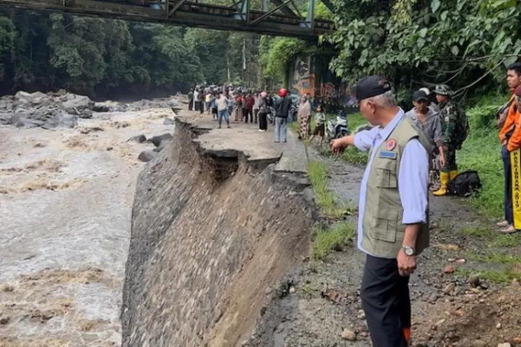 Gubernur Sumbar Mahyledi meninjau badan jalan yang ambruk di Lembah Anai beberapa waktu lalu. (dok : sumbarprov.go.id)