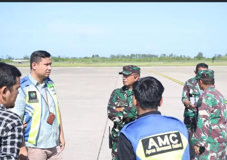 Komandan Lanud Sutan Sjahrir Kolonel Nav Sani Salman Nuryadin melakukan gladi kegiatan kunjungan kerja Presiden Joko Widodo ke Sumbar. Humas Lanud Sutan Sjahrir