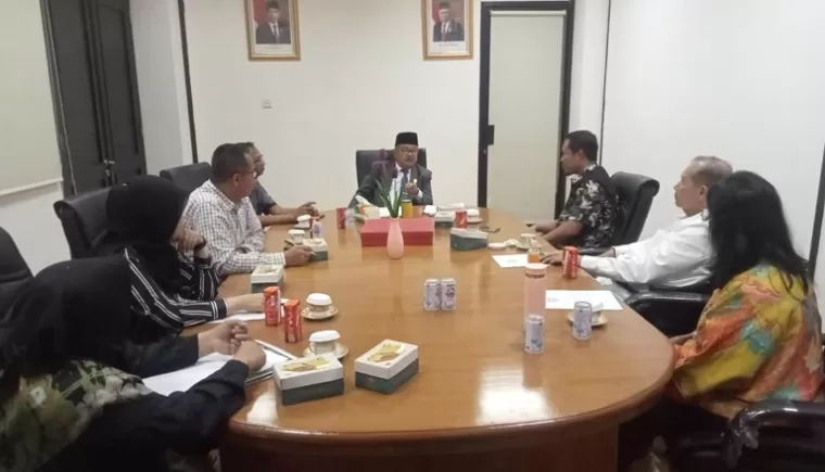 Ketua BK DPRD Ketua BK DPRD Sumbar, Muzli M Noer menyambut rombongan dari BK DPRD Sumut, Selasa (21/5/2024) di ruang BK DPRD Sumbar. (dok ; istimewa)