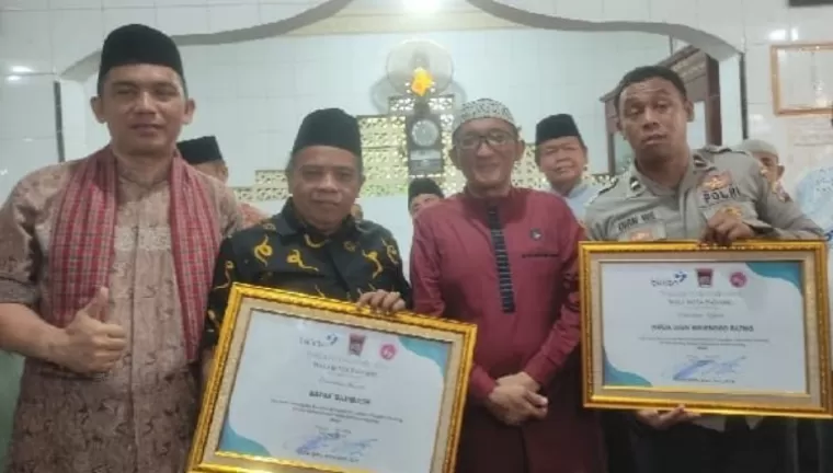 Wali Kota Padang, Hendri Septa beri penghargaan kepada Saribulih dan Aipda Dian WR yang jadi bapak asuh anak stunting di Kecamatan Lubeg, Kamis (9/5/2024) kemarin. (dok : istimewa)