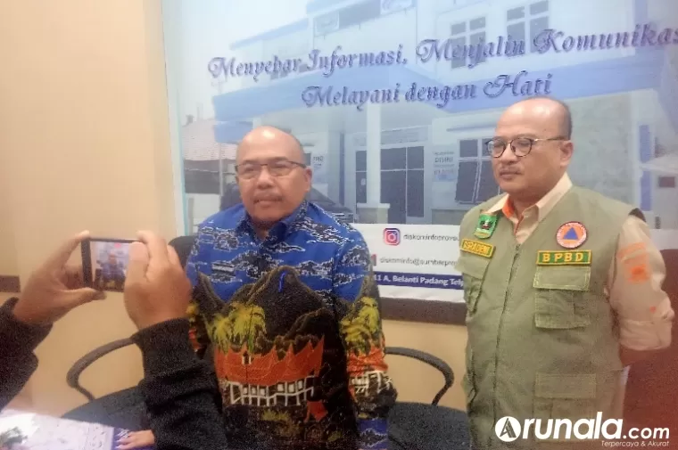 Sekprov Sumbar, Hansastri saat beri keterangan menyangkut jadwal pelantikan Pj Wali Kota Padang di Dinas Kominfotik Sumbar, Kamis (16/5/2024). (dok : arunala.com)