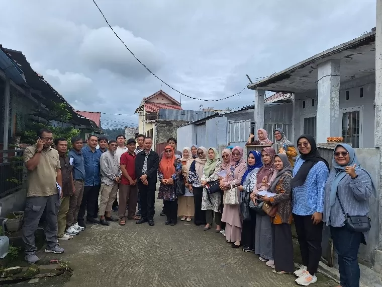 Foto bersama peserta dan narasumber pelatihan usai praktik audit GMP dan SSOP pada unit pengolahan ikan UD Ikania Tuna di Kompleks Cendana Koto Baru Nan XX Kota Padang pada Rabu (22/5/2024). IST
