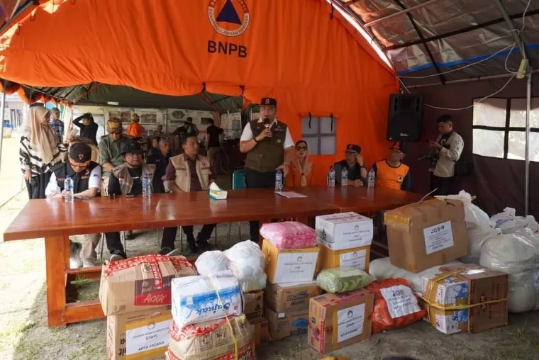 Pj Wali Kota Padang Andree Harmadi Algamar memberikan sambutan saat penyerahan bantuan di Posko Utama, Minggu (19/5/2024). Kominfo Padang Panjang