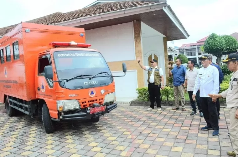 Wali Kota Padang Hendri Septa didampingi Sekko Padang Andree Algamar saat melepas bantuan sosial Pemko Padang untuk korban bencana alam di halaman Rumah Dinas Wali Kota, Minggu (12/5/2024). Diskominfo Kota Padang