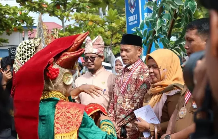 Staf Ahli Wali Kota Pariaman bidang SDM dan Kemasyarakatan, Hertati Taher hadiri wisuda taruna/taruni SMKN 3 Pariaman, Selasa (22/5/2024). (dok : istimewa)
