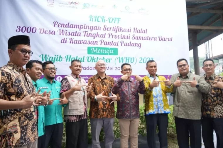Pelaku UMKM Kota Padang menerima sertifikat halal pada kegiatan kick off kick off pendampingan sertifikasi halal desa wisata tingkat oleh Pemprov di Pantai Padang, Sabtu (4/5) kemarin. (Dok : Istimewa)