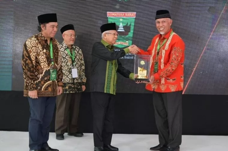Gubernur Sumbar Mahyeldi menerima penghargaan dari Wapres Ma'ruf Amin. (dok : sumbarprov.go.id)