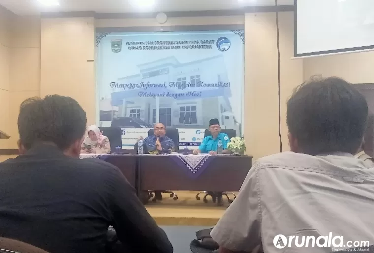 Sekretaris Provinsi (Sekprov) Sumbar, Hansastri berikan keterangan soal penanganan pasca banjir bandang melanda Sumbar, di Kantor Kominfotik Sumbar, Kamis (16/5/2024). (dok : arunala.com)