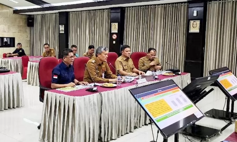 Pj Wali Kota Pariaman Roberia saat ekpsose capaian target strategis pemerintah pusat di Kota Pariaman saat berada di kantor Kemendagri, Senin siang (29/4/2024). (Dok : Kominfo Pemko Pariaman)