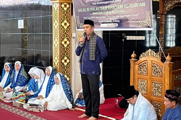 Camat Lubeg, Andi Amir berikan sambutan saat halal bihalal BKMT kecamatan setempat di Masjid Imaduddin Kelurahan Batuang Taba Nan XX, Kamis siang (9/5/2024). (Dok : Istimewa)