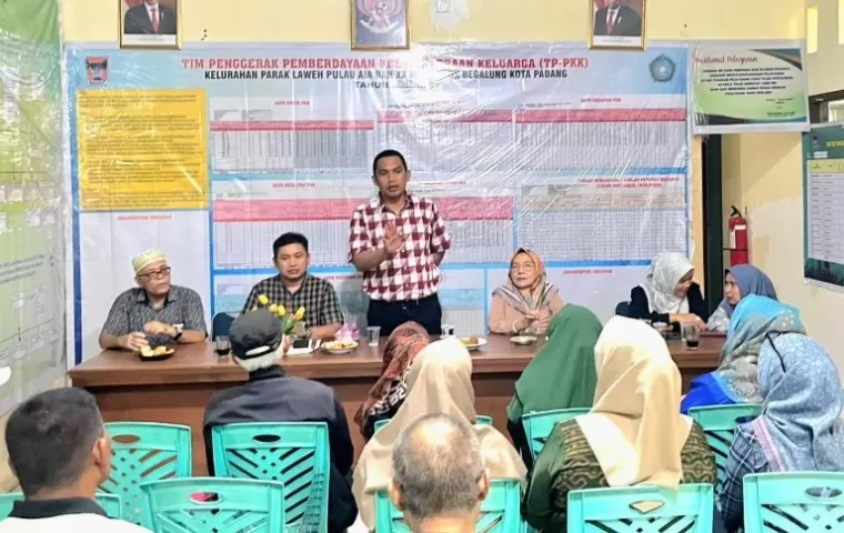 Camat Lubeg, Andi Amir saat silaturrahmi dengan dengan LPM, RT/RW dan TP-PKK Kelurahan Parak Laweh Pulau Aia Nan XX, Lubeg, Jumat (10/5/2024). (Dok : Istimewa)