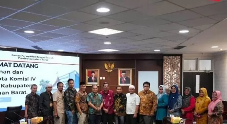 Sekretaris DPRD Sumbar, Raflis didampingi Kabag Persidangan dan Perundang-undangan Zardi Syahrir menerima Anggita DPRD Pasbar di ruang rapat khusus 1 kantor DPRD Sumbar. (dok : istimewa)