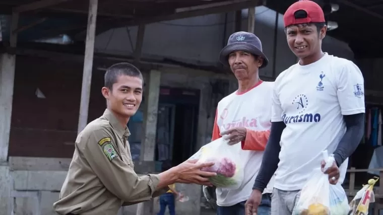 Tim Pesantren Kauman Muhammadiyah Padang Panjang bagikan paket sembako kepada buruh di Kota Padang Panjang, Rabu (1/5/2024). Kominfo Padang Panjang