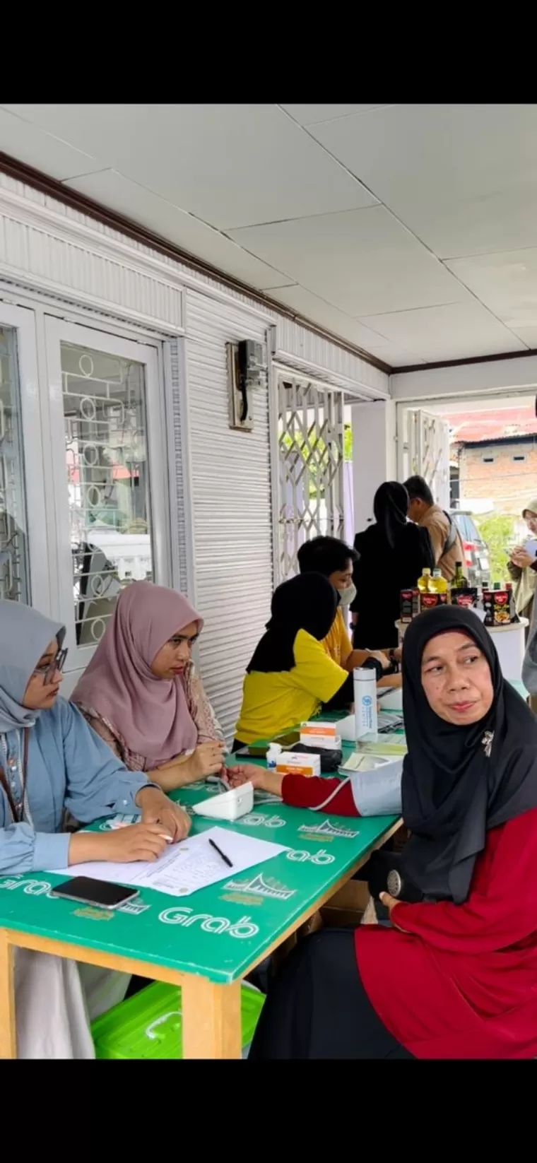 Pemeriksaan gula darah bersama OMRON sebagai upaya deteksi dini hipertensi saat Kampanye Beat Hypertension di Nutrihub Padang, Sabtu (18/5/2024).IST