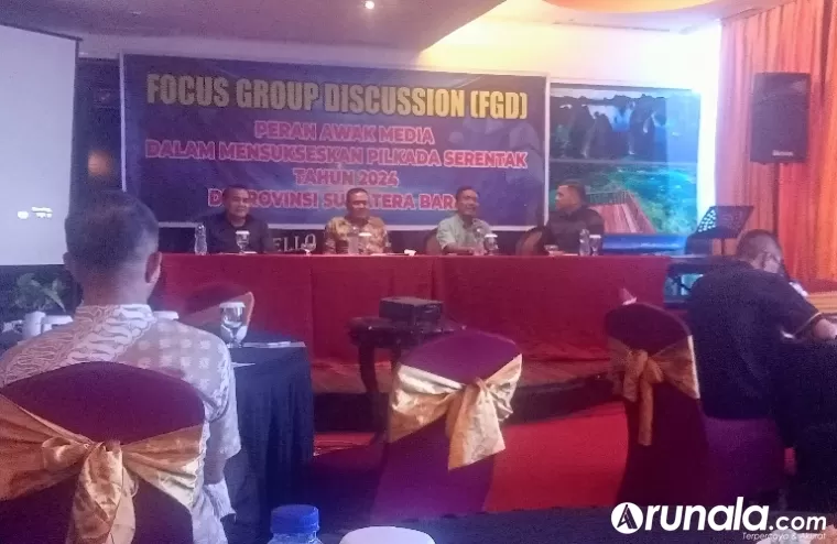 Suasana paparan nara sumber dalam FGD bertema Peran Awak Media dalam Mensukseskan Pilkada Serentak 2024 yang diadakan di salah satu hotel berbintang di Padang, Jumat (3/5/2024). (Dok : Arunala.com)